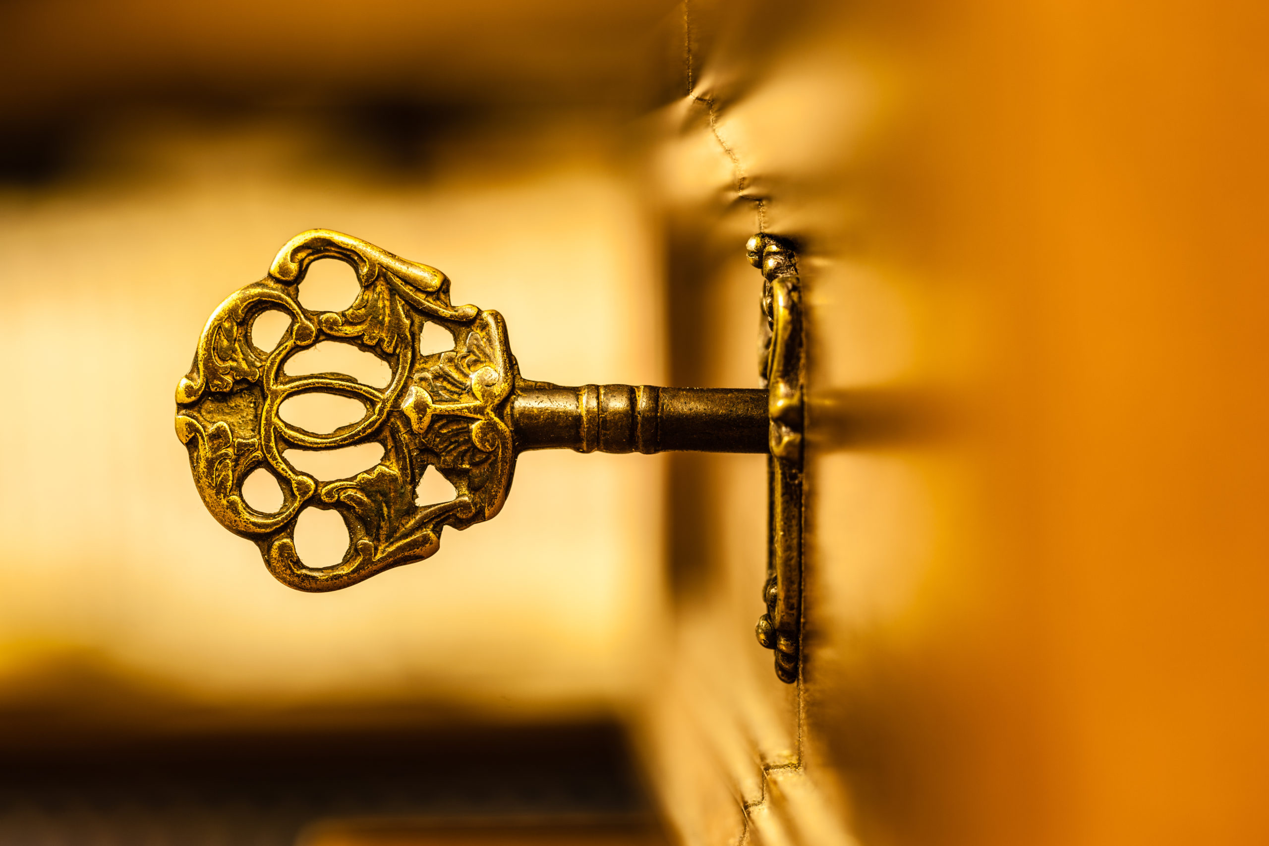 Ein antiker Schlüssel, der in einem Schubladenschloss steckt. Das Bild soll symbolisieren, dass Persönlichkeitsentwicklung der Schlüssel zum Erfolg ist.